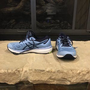 Women's running shoe